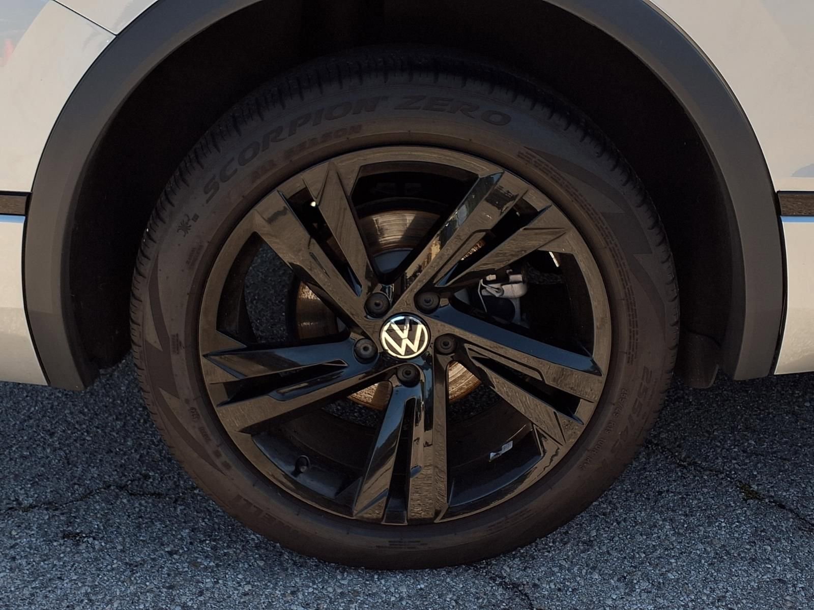 Certified 2023 Volkswagen Tiguan SE R-Line image 5