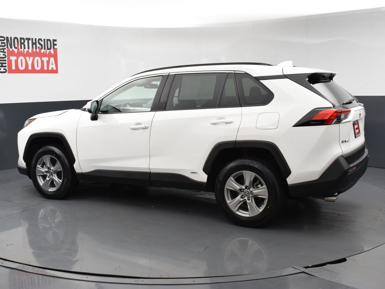 Used 2025 Toyota RAV4 XLE AWD/4WD image 2