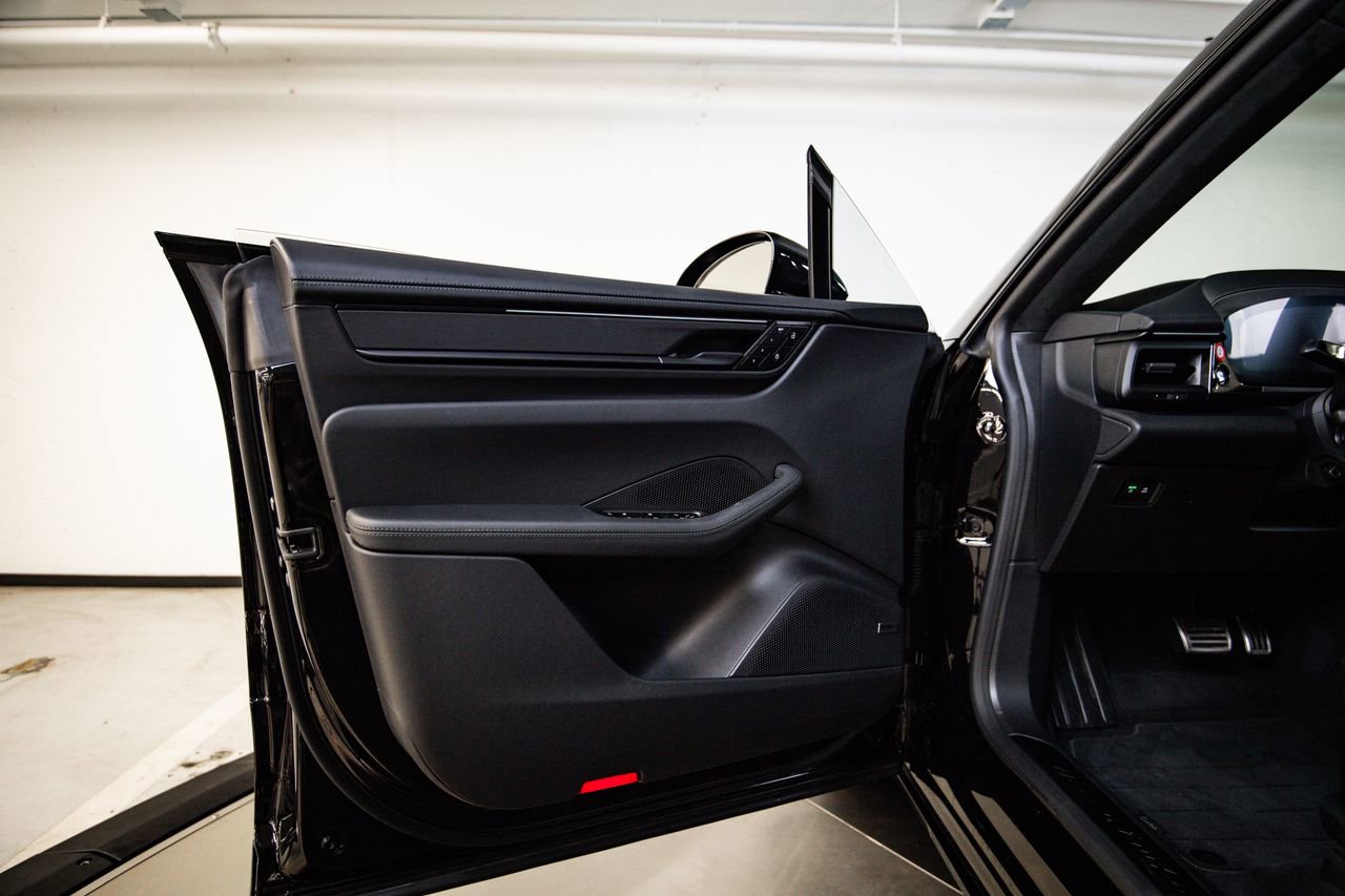 Certified 2025 Porsche Macan Turbo Electric AWD/4WD image 24