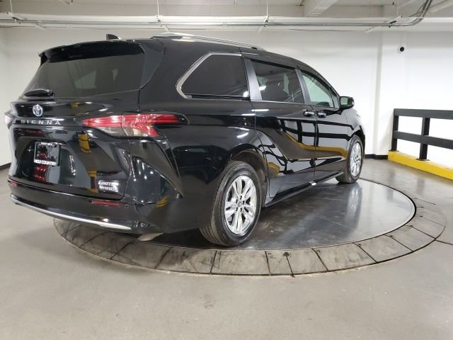 Used 2024 Toyota Sienna Limited image 8