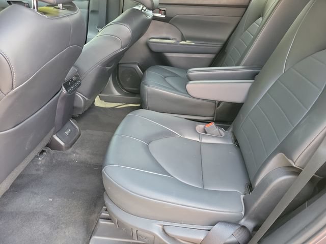 Used 2022 Toyota Highlander XLE FWD image 17