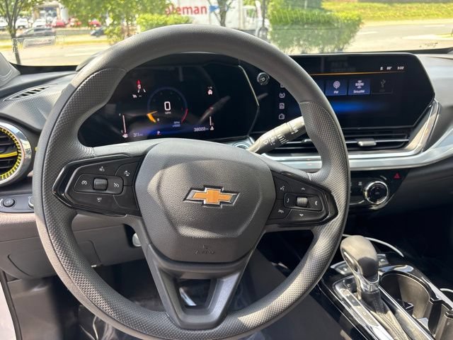 Used 2025 Chevrolet Trax LT FWD image 7