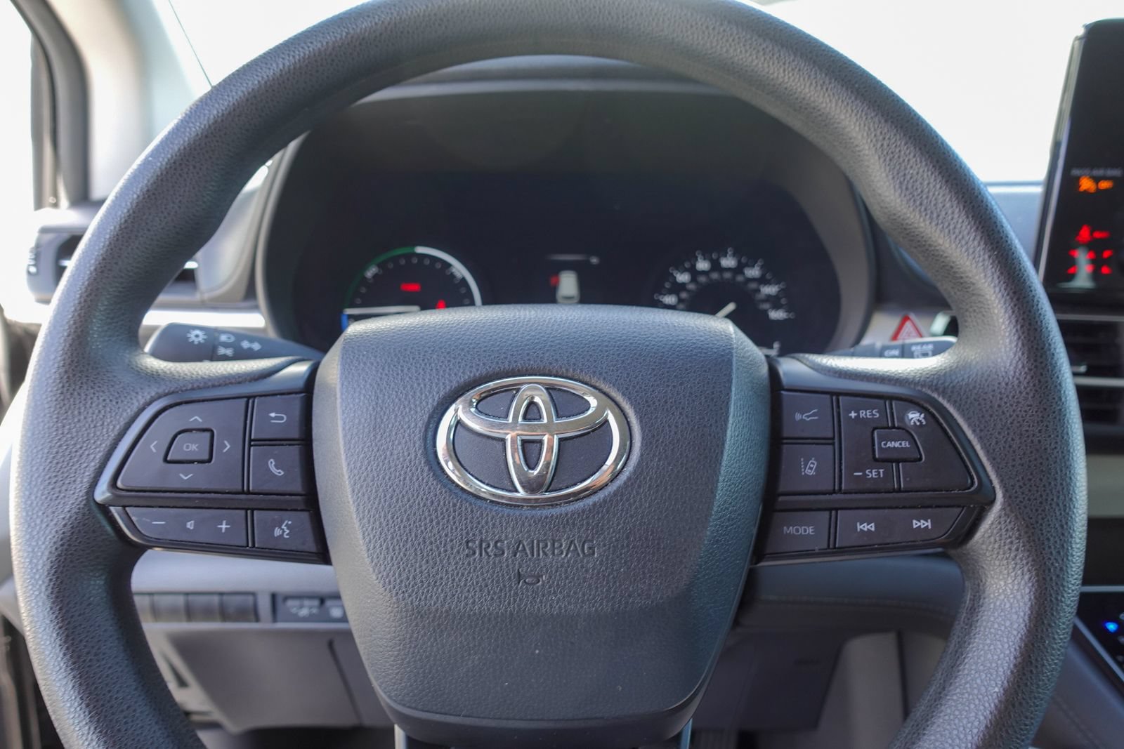 Used 2024 Toyota Sienna LE AWD/4WD image 16