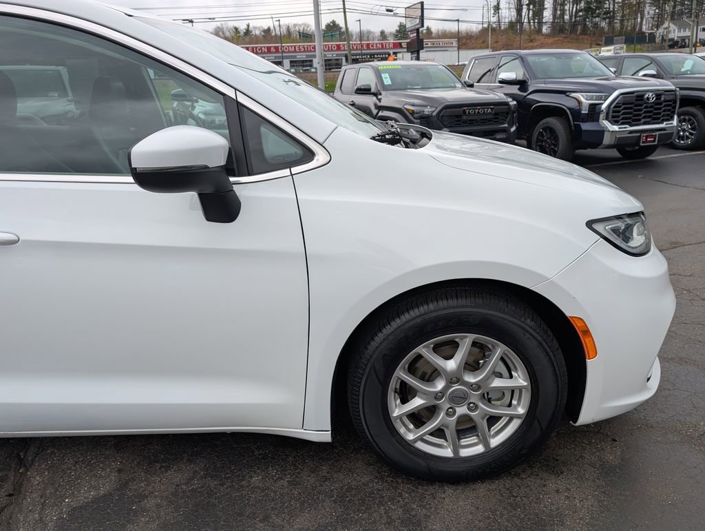 Used 2023 Chrysler Pacifica Touring-L FWD image 10
