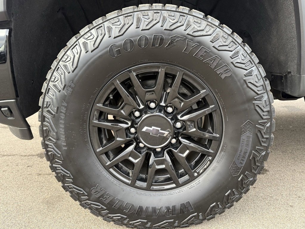 Used 2025 Chevrolet Silverado 2500 ZR2 w/ Technology Package image 14