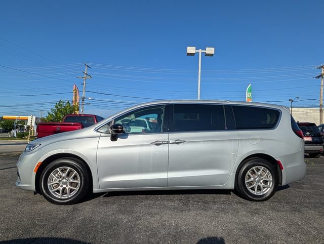 Used 2024 Chrysler Pacifica Touring-L FWD image 6