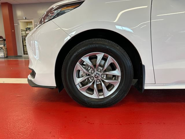 Certified 2023 Toyota Sienna LE AWD/4WD image 29