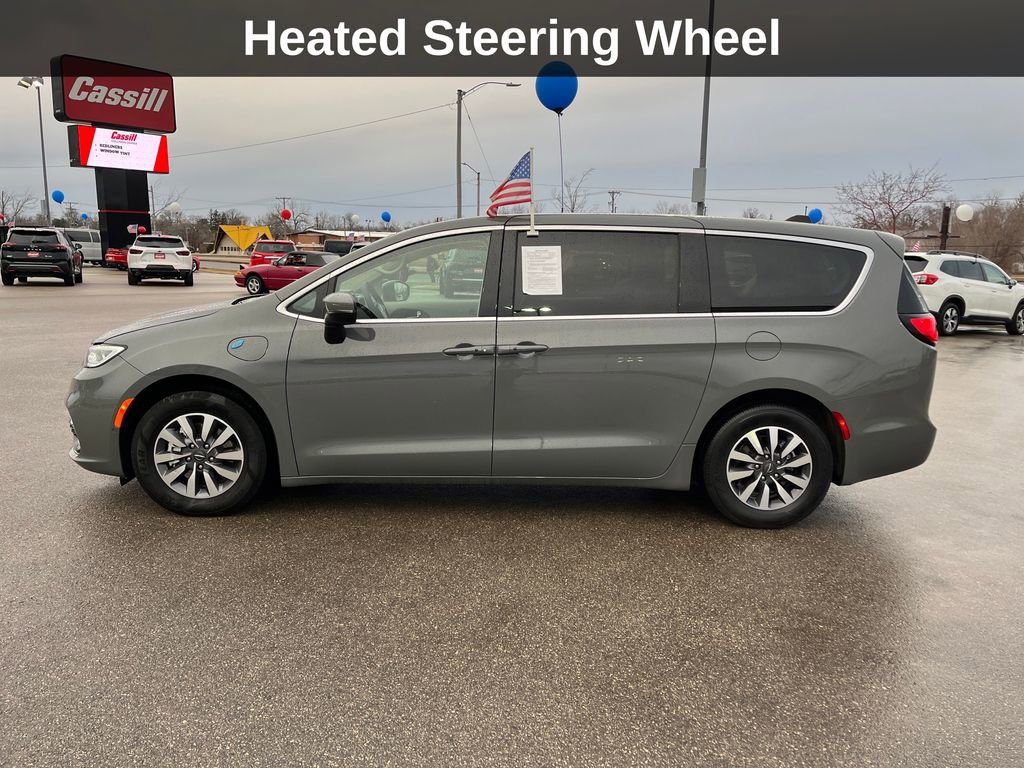 Used 2023 Chrysler Pacifica Touring-L image 2