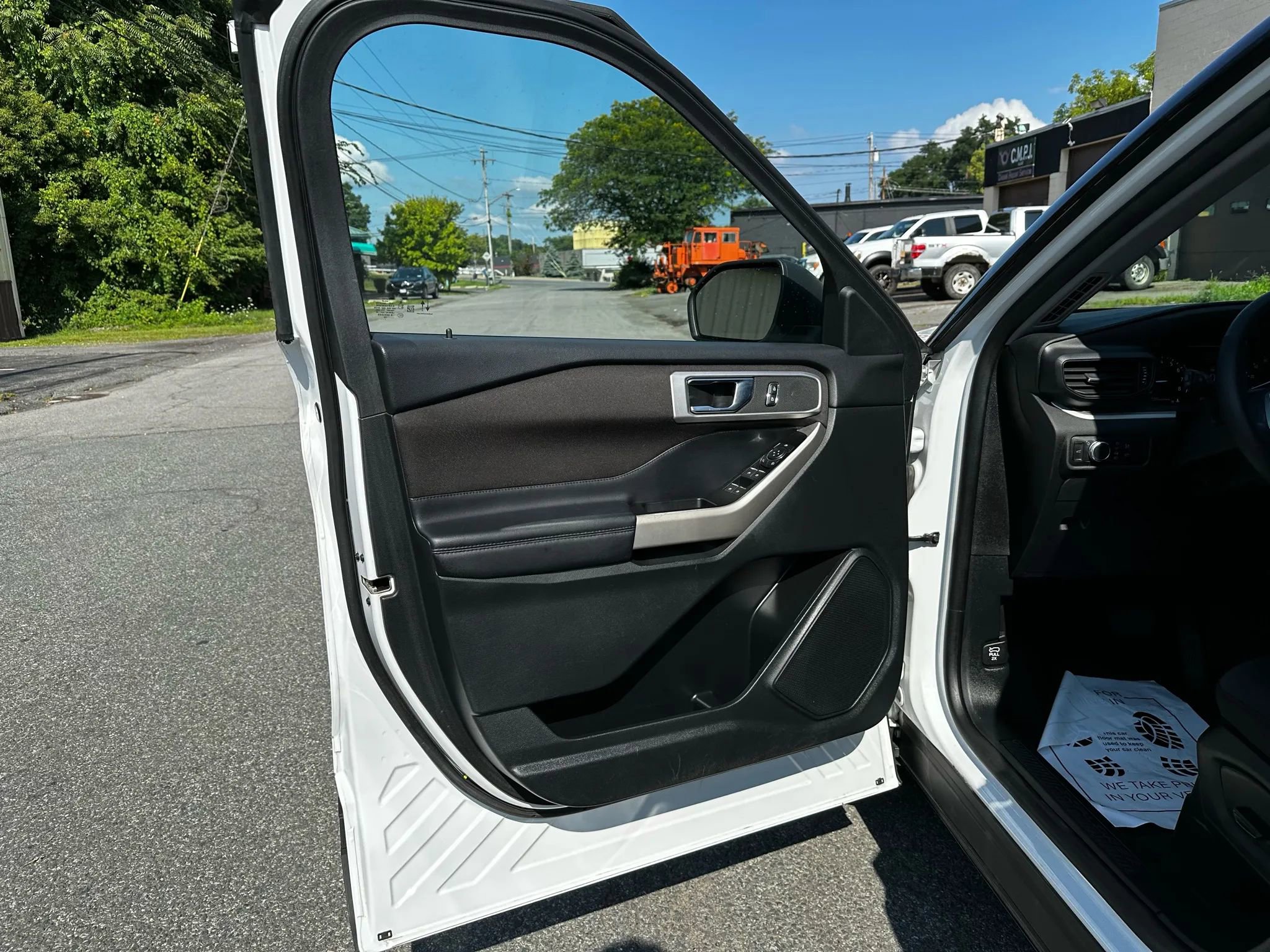 Used 2020 Ford Explorer XLT w/ Comfort Package AWD/4WD image 14
