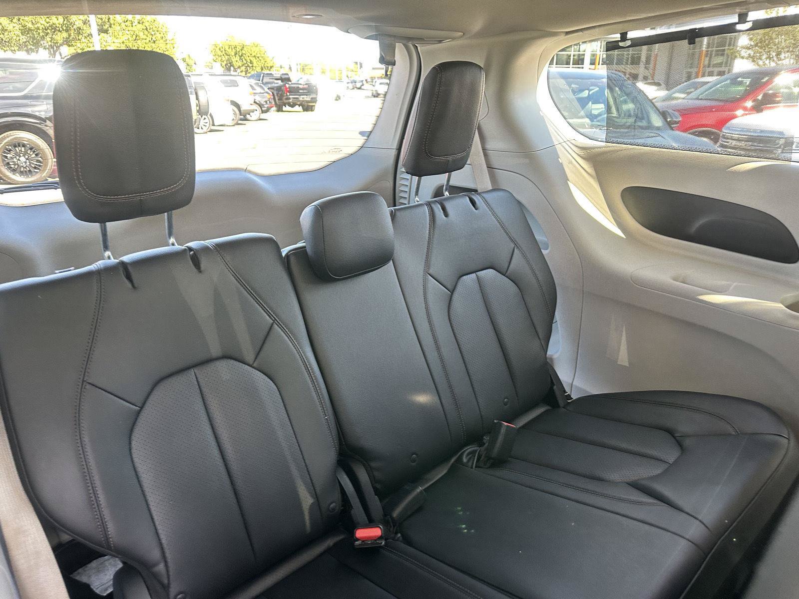 Used 2018 Chrysler Pacifica Touring-L FWD image 15
