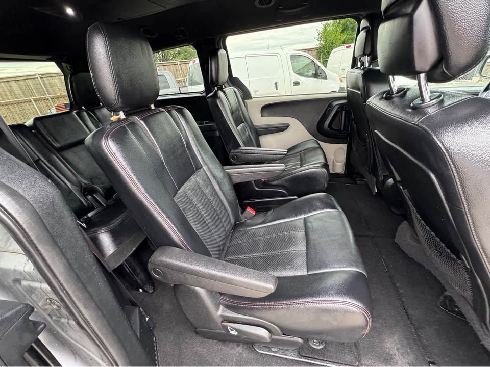 Used 2015 Dodge Grand Caravan R/T image 1