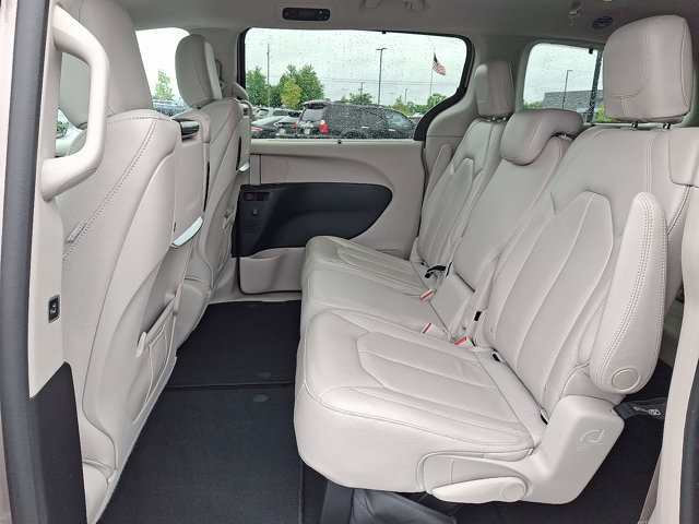 Used 2017 Chrysler Pacifica Touring-L Plus w/ Advanced Safetytec Group FWD image 11