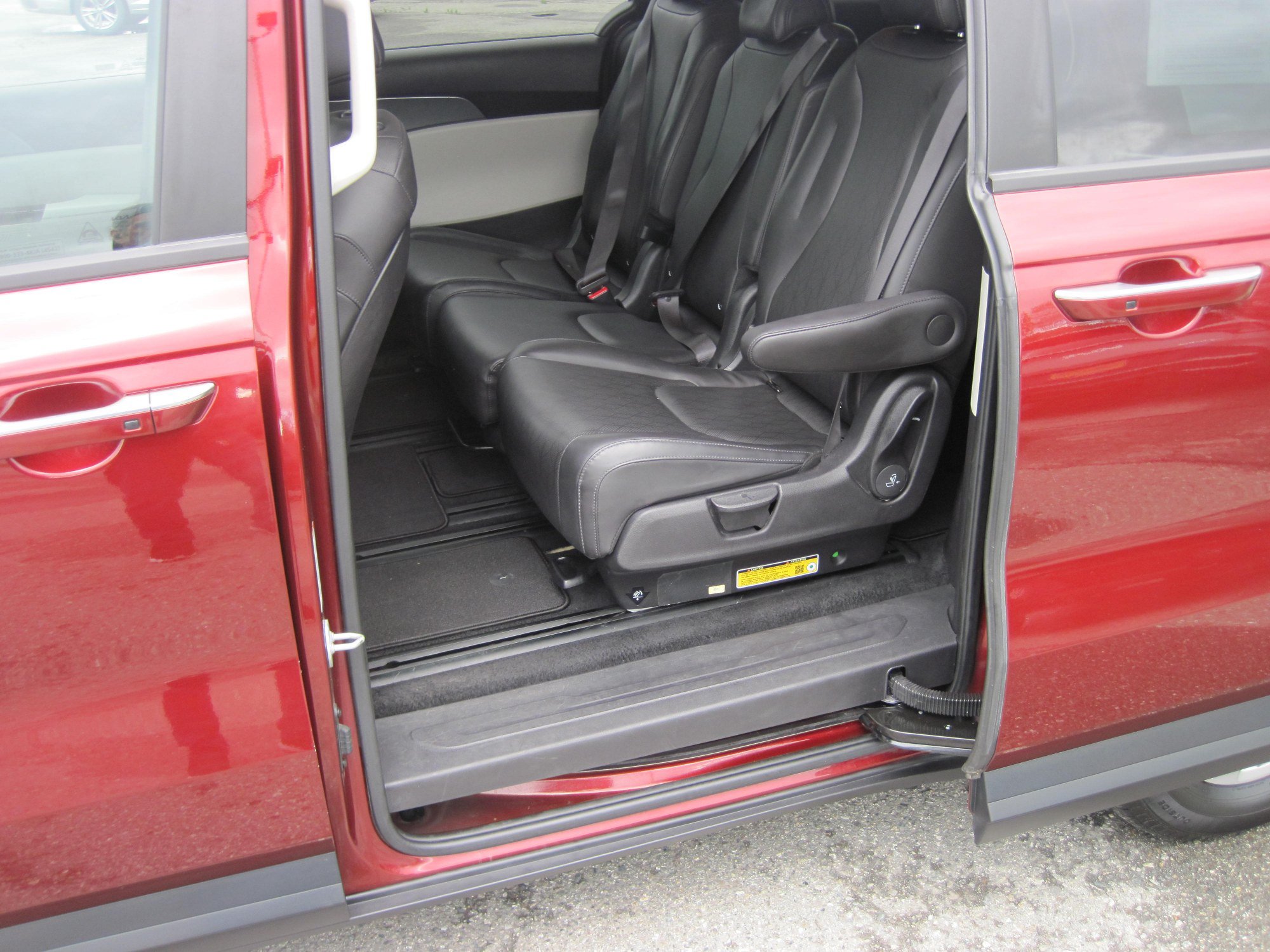 Used 2024 Kia Carnival LX FWD image 8