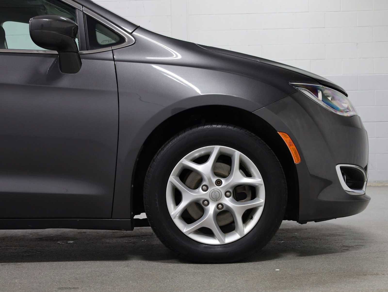 Used 2018 Chrysler Pacifica Touring Plus w/ Tire & Wheel Group FWD image 11