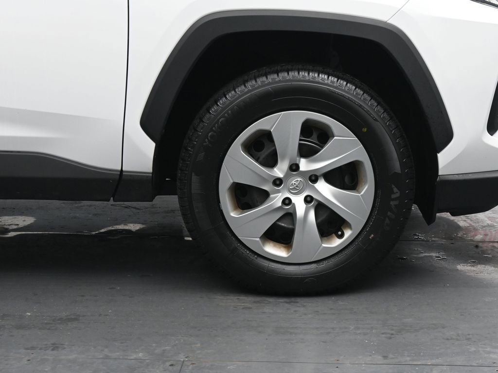 Used 2021 Toyota RAV4 LE image 11