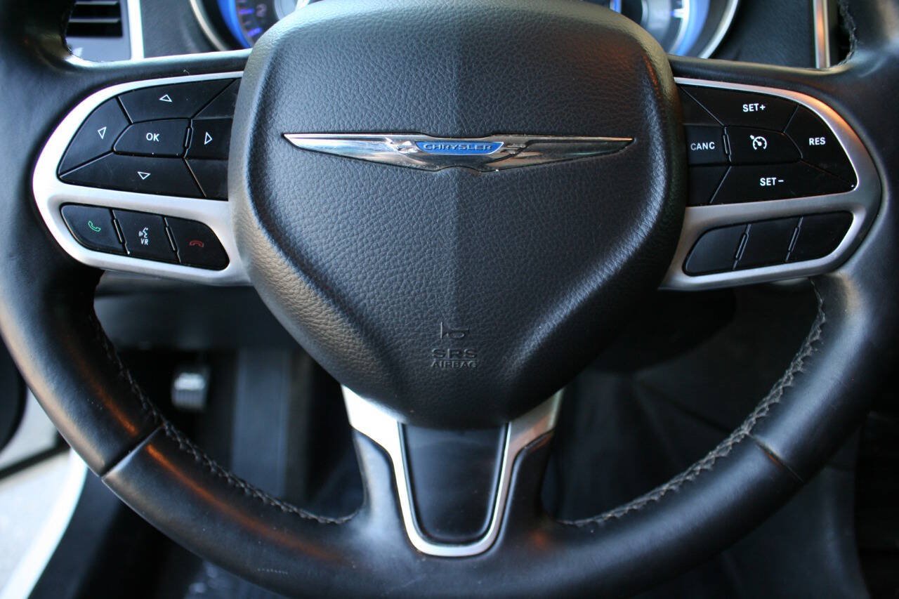 Used 2017 Chrysler 300 Limited RWD image 17