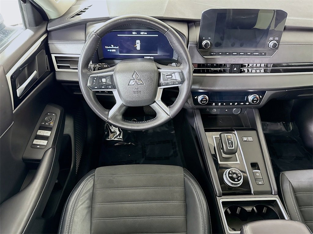 Used 2023 Mitsubishi Outlander SE image 3