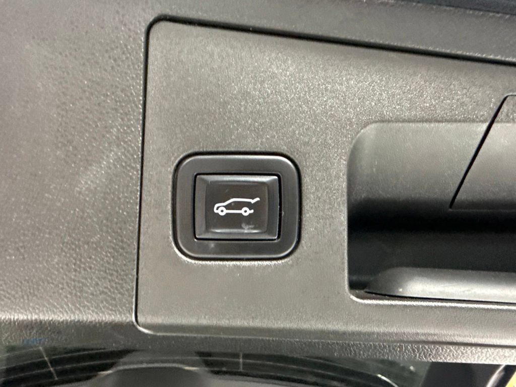 Used 2023 Cadillac XT4 Luxury w/ Cold Weather Package AWD/4WD image 11