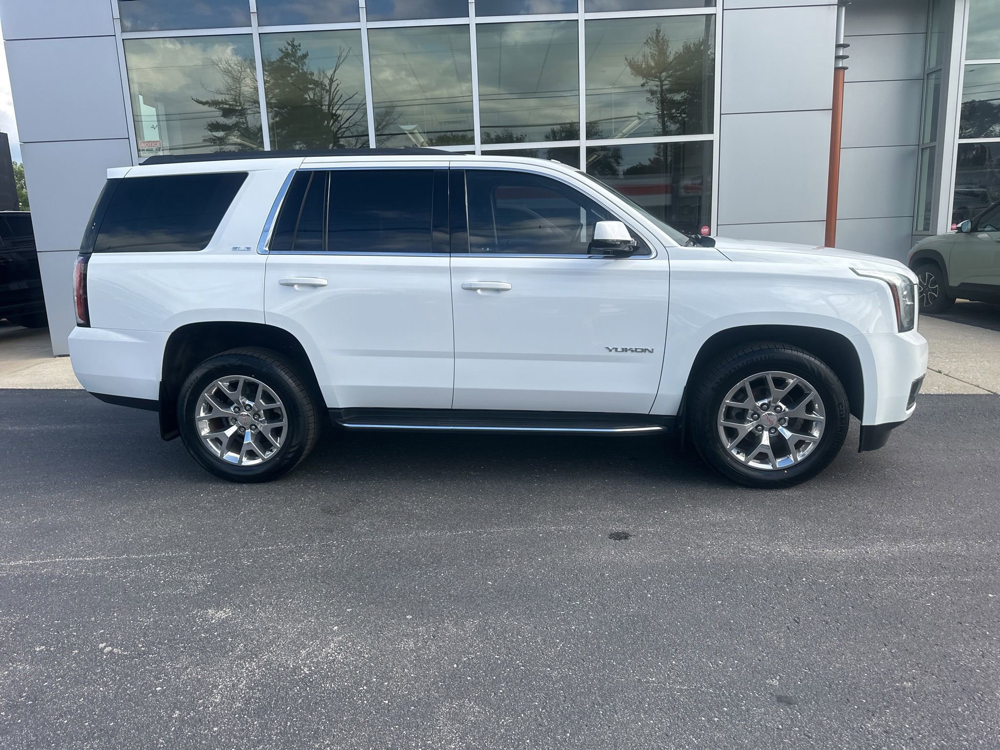 Used 2017 GMC Yukon SLE w/ SLE Value Package AWD/4WD image 2