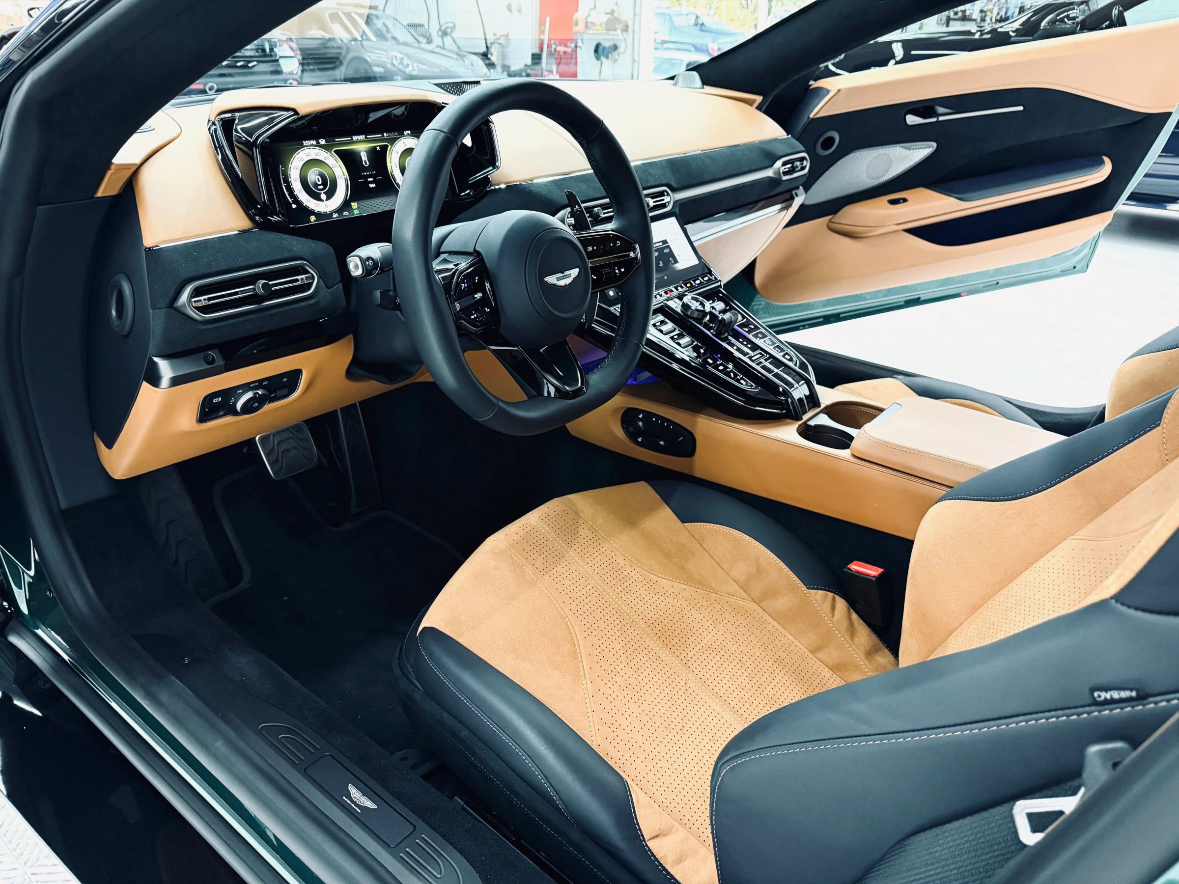 Used 2025 Aston Martin V8 Vantage Coupe image 5