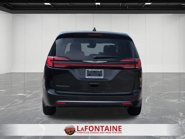 Used 2023 Chrysler Pacifica Touring-L FWD image 4