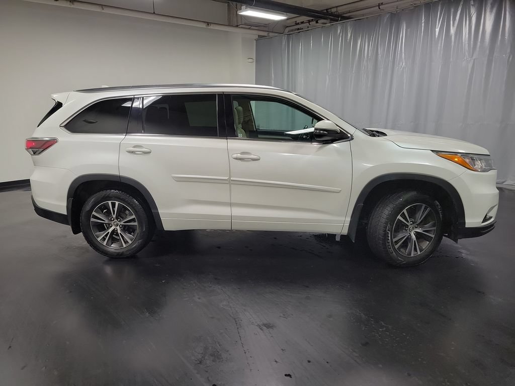 Used 2016 Toyota Highlander XLE AWD/4WD image 9