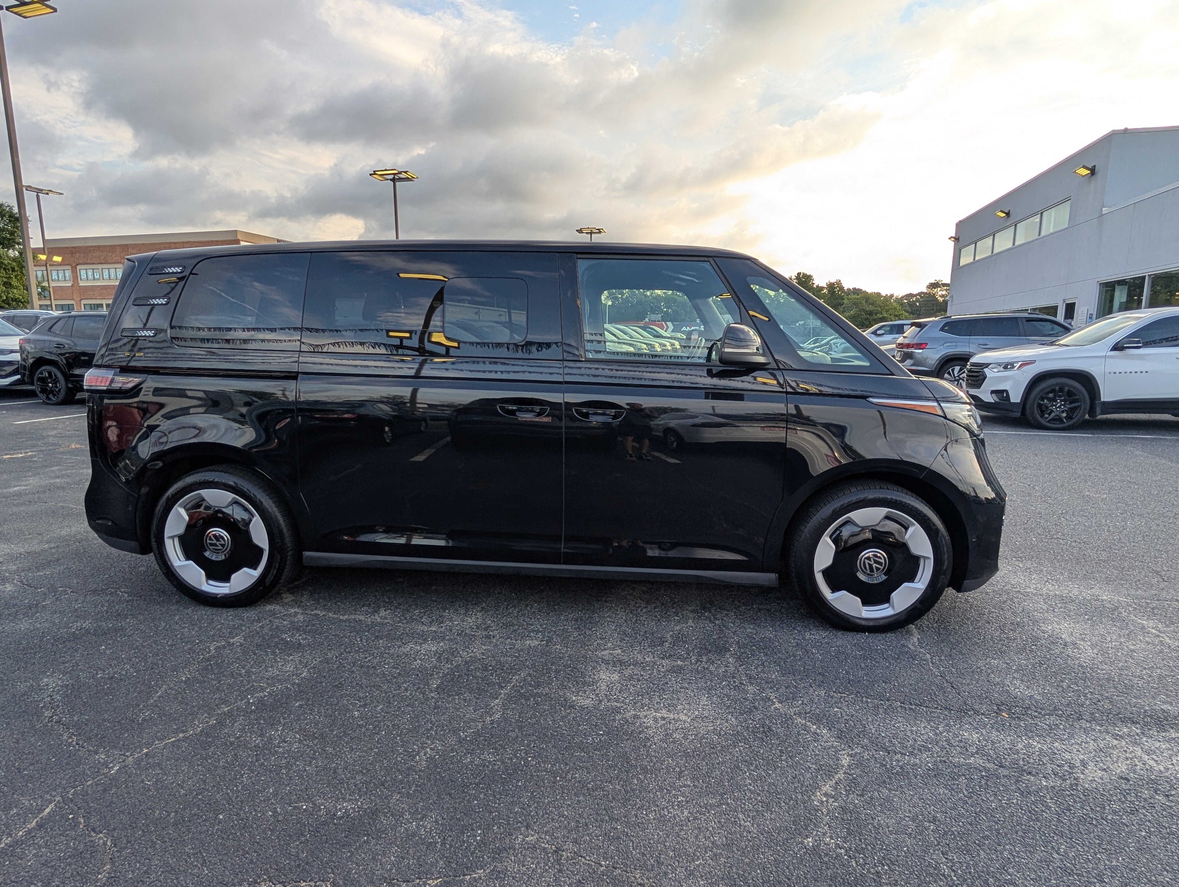 Used 2025 Volkswagen ID. Buzz Pro S Plus RWD image 2