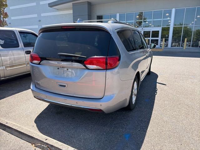 Used 2019 Chrysler Pacifica Touring-L image 32