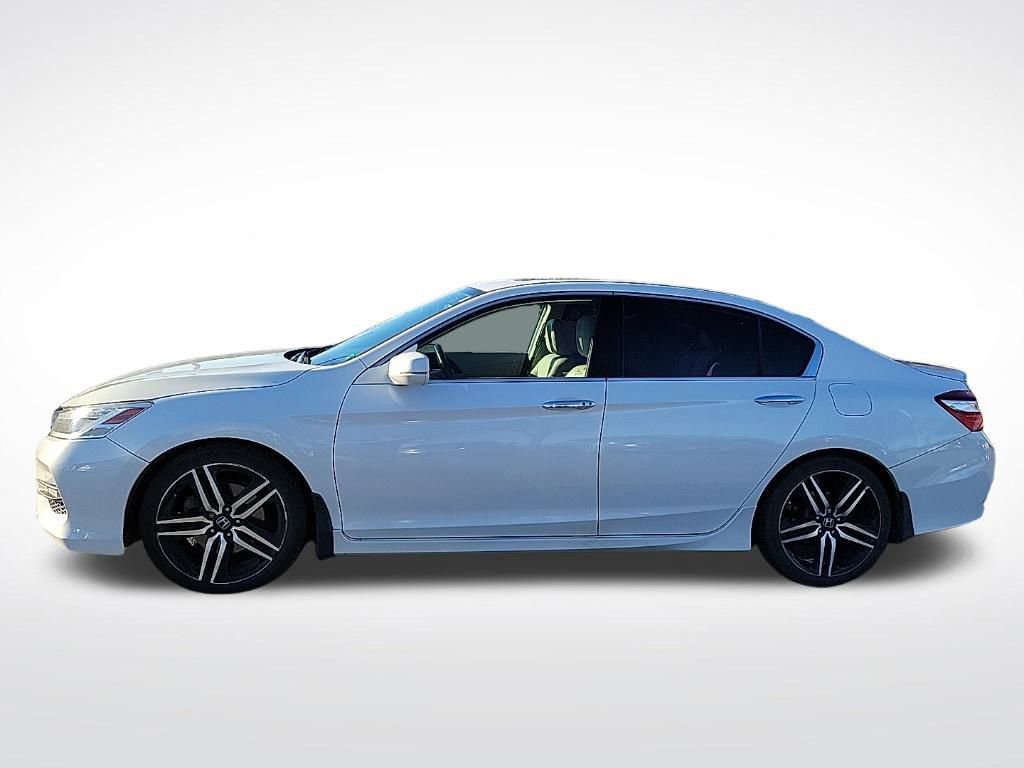 Used 2017 Honda Accord Touring image 2
