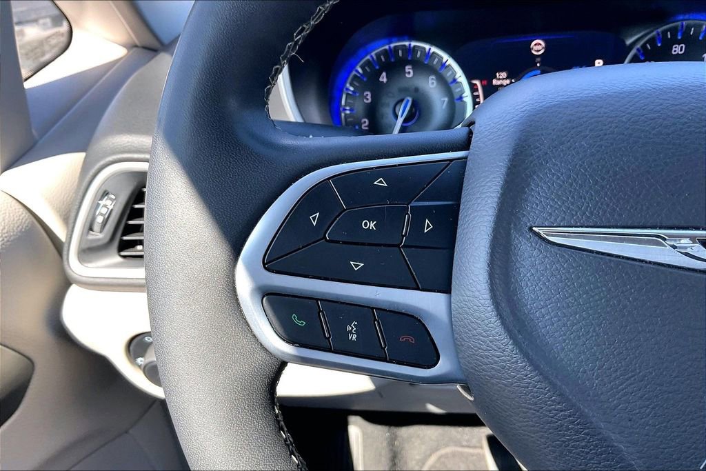 Used 2024 Chrysler Pacifica Touring-L image 11
