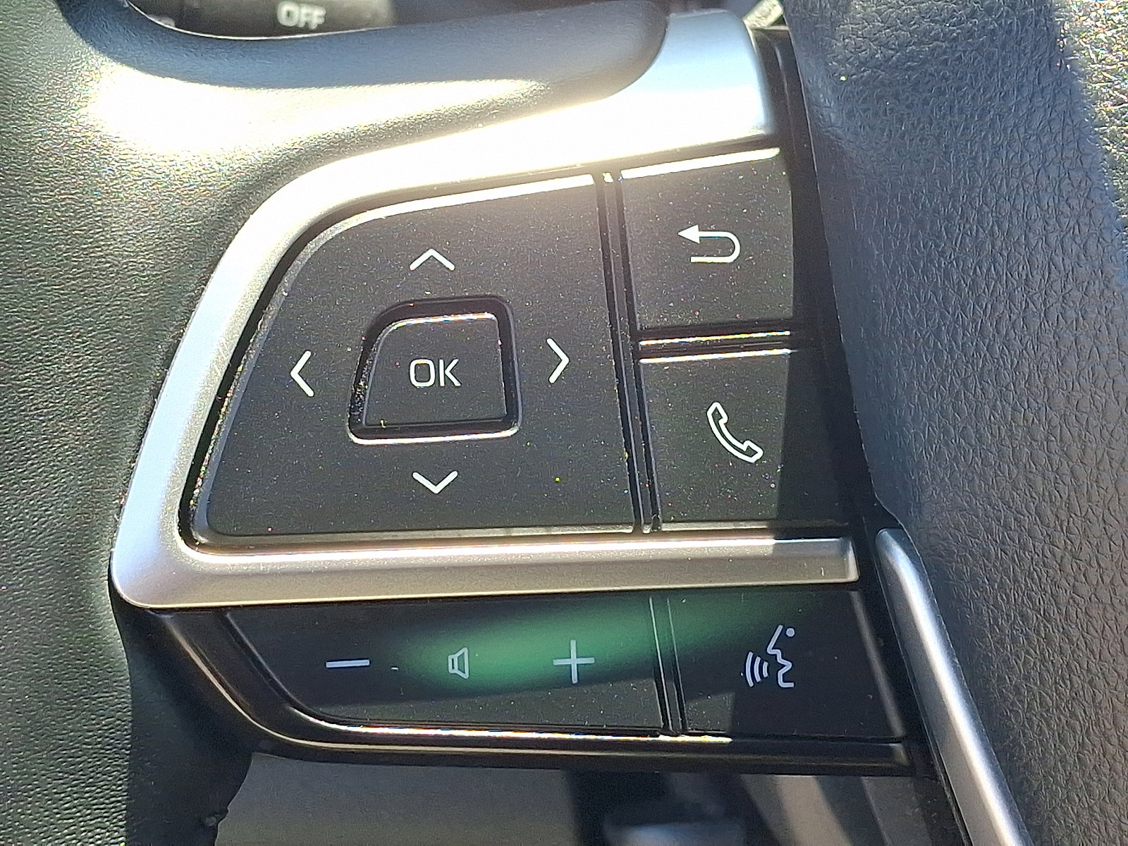 Used 2024 Toyota Highlander LE AWD/4WD image 21