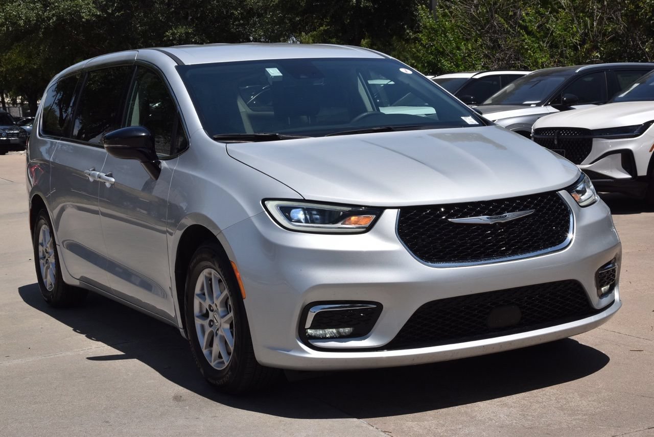 Used 2024 Chrysler Pacifica Touring-L FWD image 4