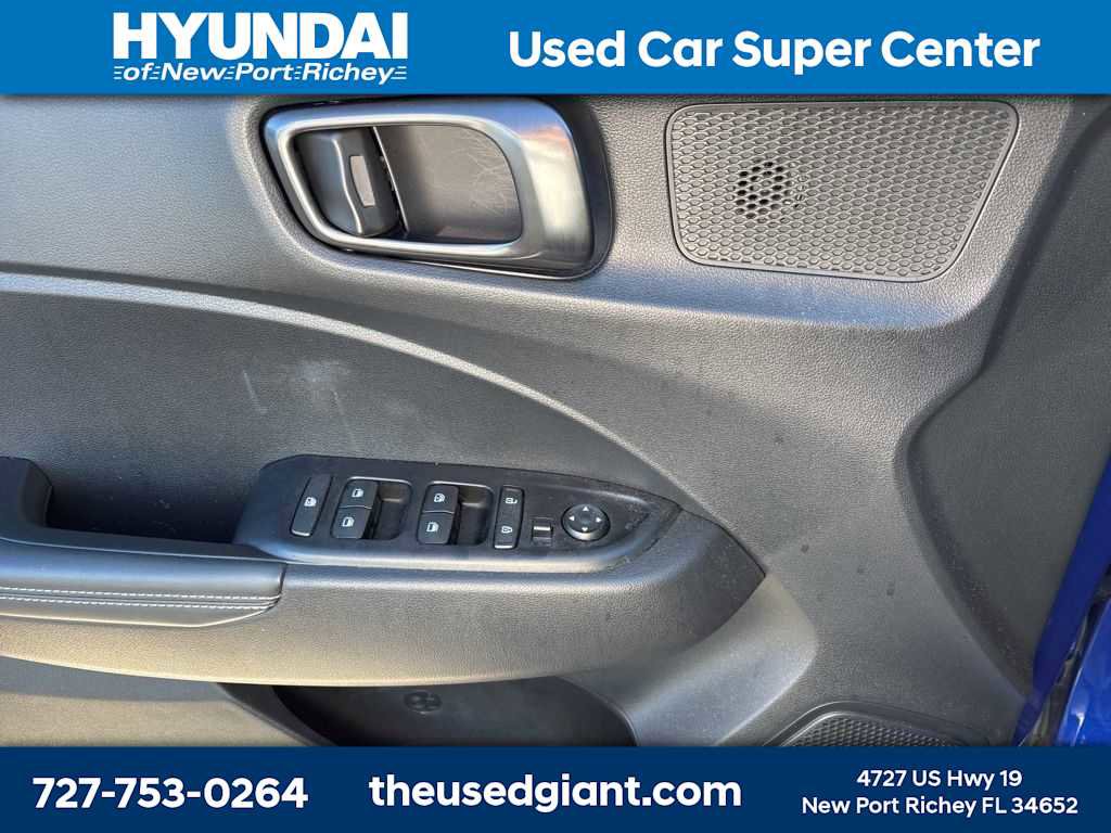 Used 2023 Hyundai Venue Limited image 9