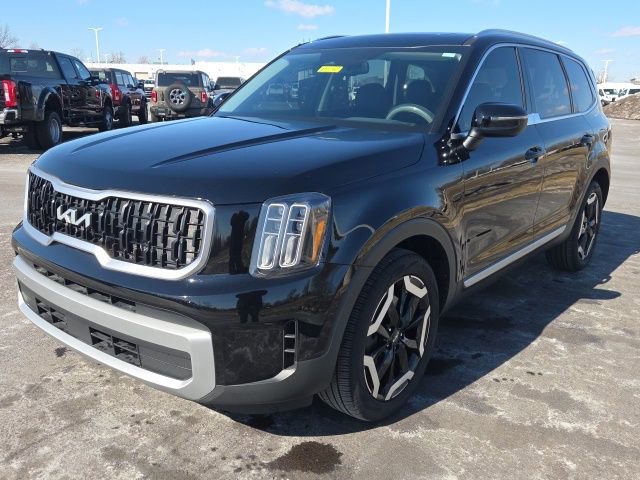 Used 2023 Kia Telluride EX w/ EX Captain's Chair Package image 16