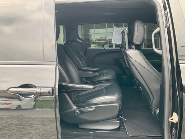 Used 2021 Chrysler Pacifica Touring-L w/ Uconnect Theater Family Group image 18