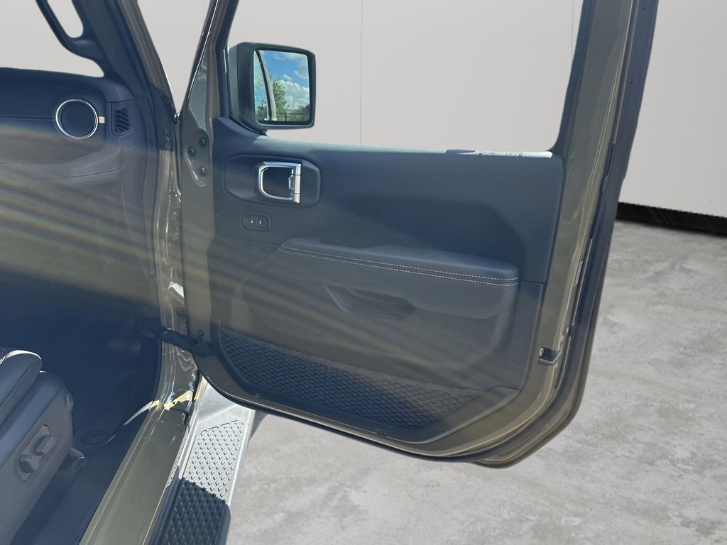 New 2025 Jeep Gladiator Sport AWD/4WD image 13