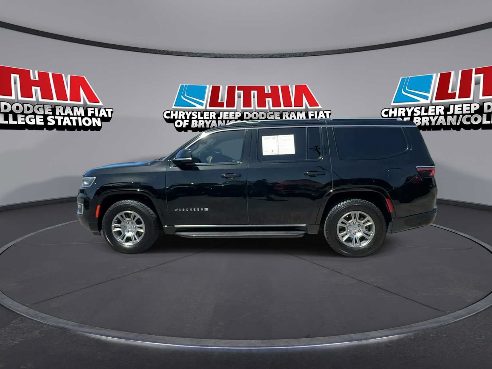 Used 2023 Jeep Wagoneer 4WD image 5