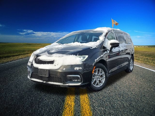 Used 2024 Chrysler Pacifica Touring-L FWD image 32