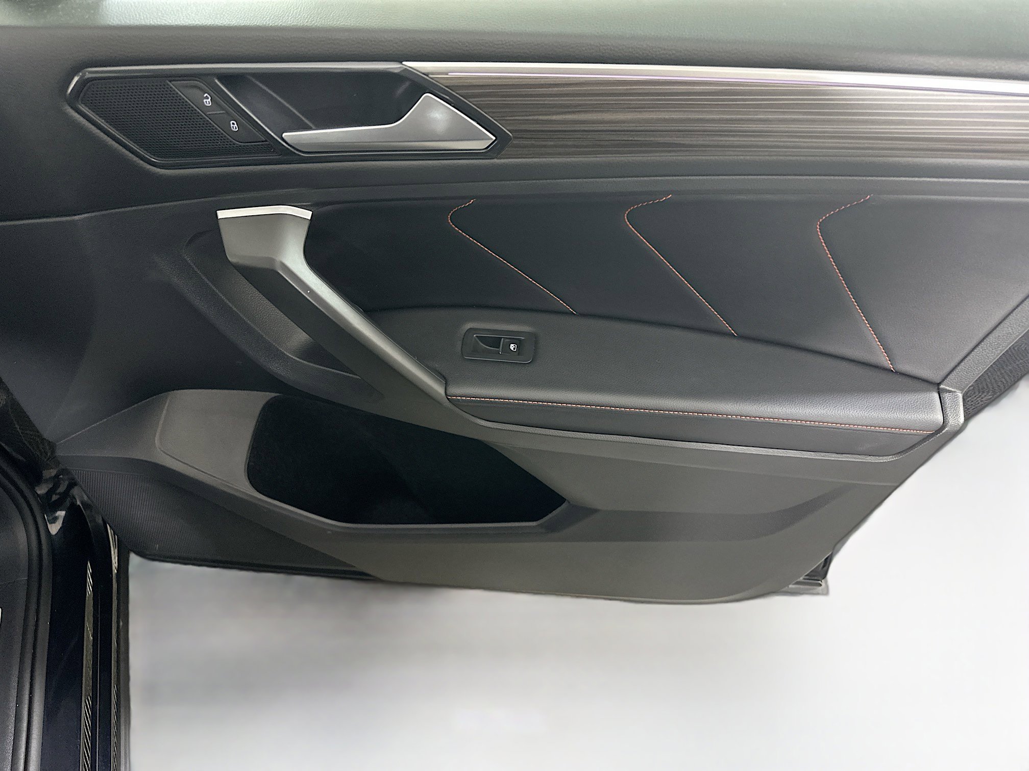 Used 2024 Volkswagen Tiguan Wolfsburg Edition image 33