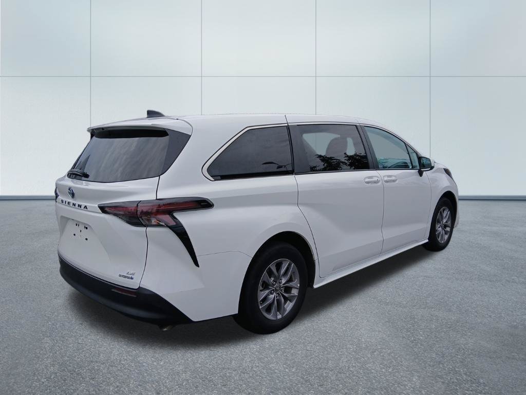 Used 2024 Toyota Sienna LE AWD/4WD image 8