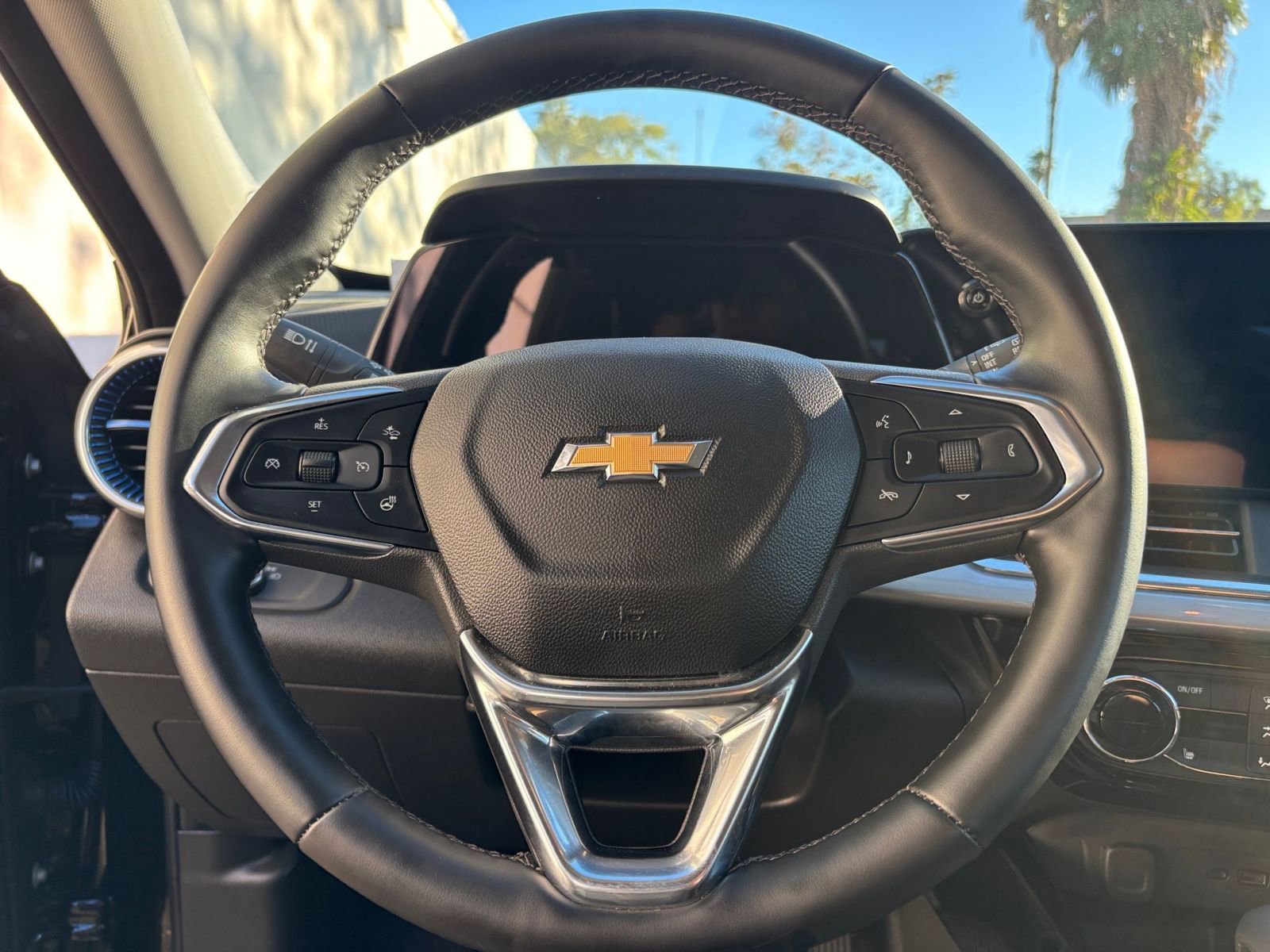 Used 2025 Chevrolet Trax LT w/ LT Convenience Package image 28