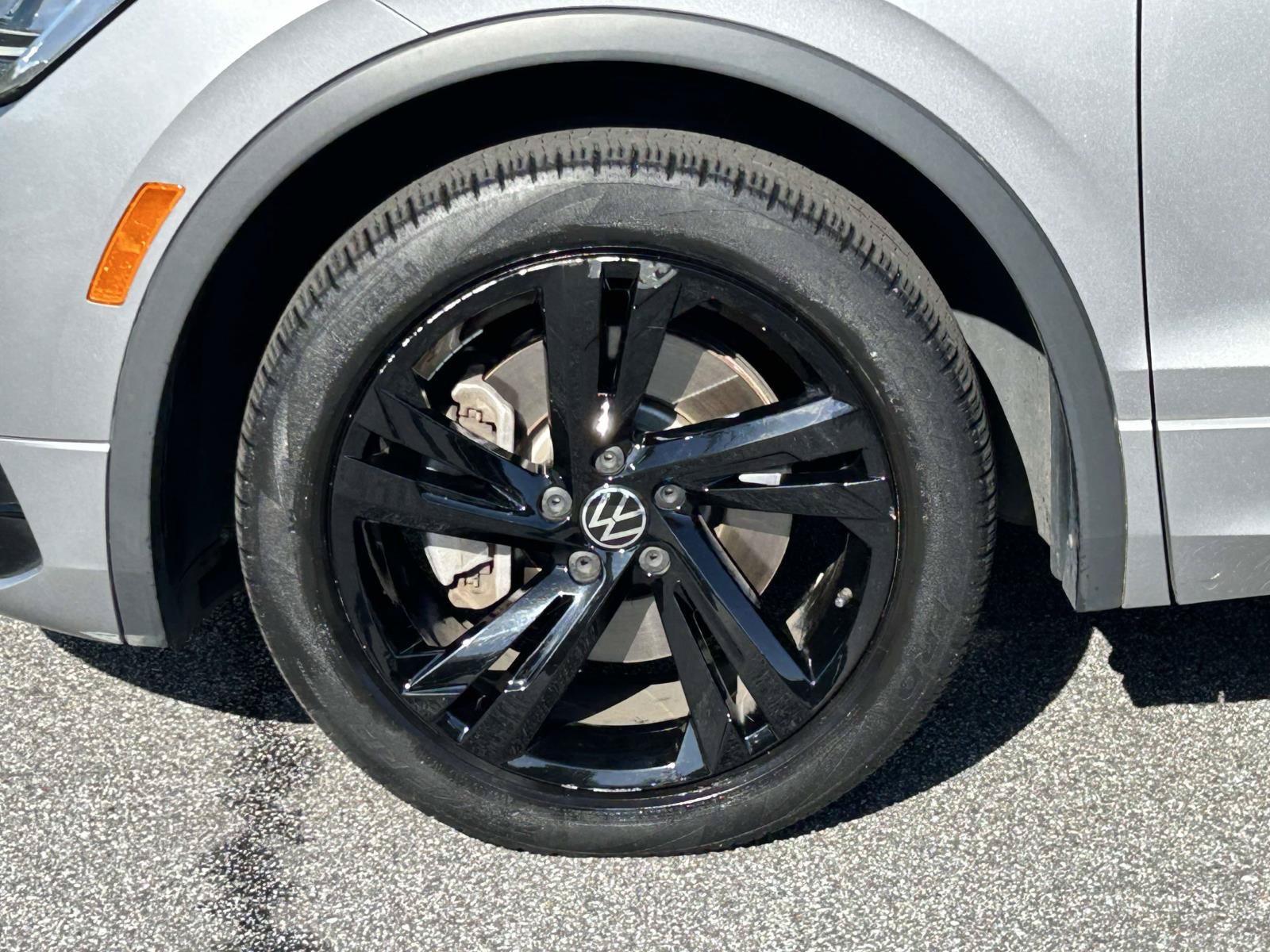 Used 2023 Volkswagen Tiguan SE R-Line FWD image 9