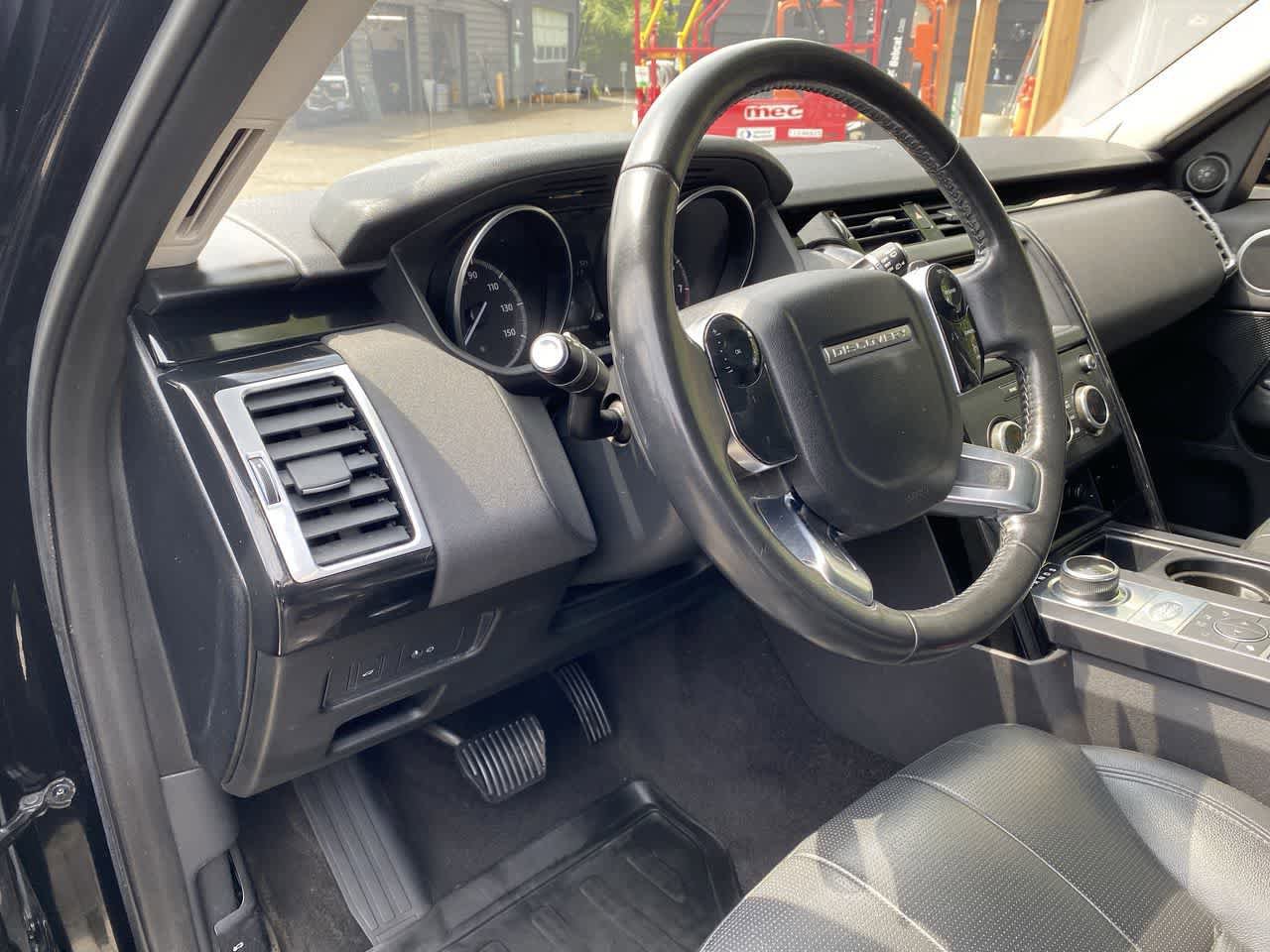 Used 2019 Land Rover Discovery SE AWD/4WD image 2