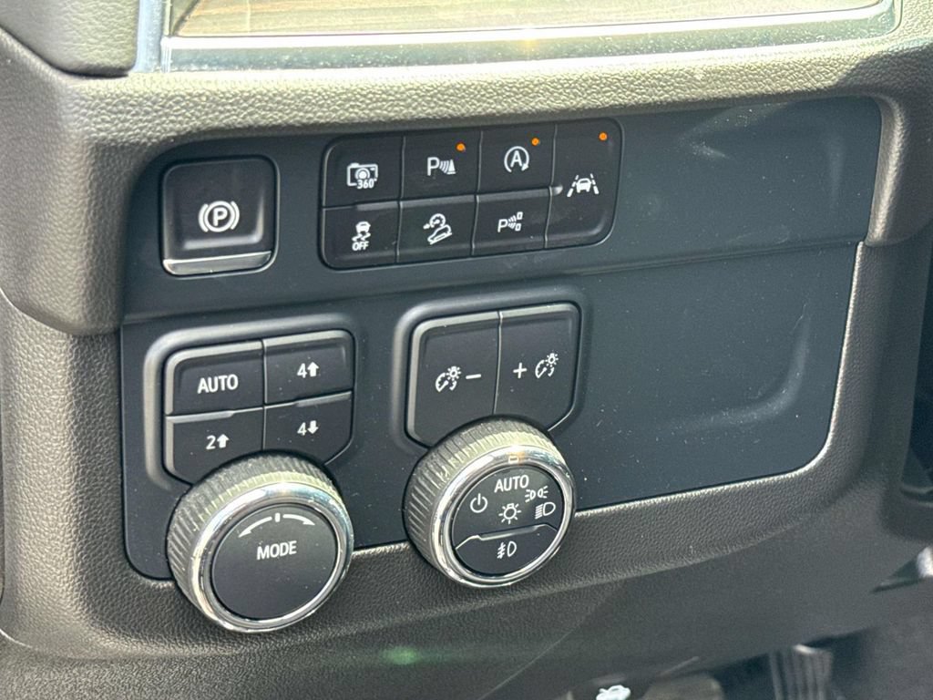 Used 2025 Chevrolet Suburban Z71 AWD/4WD image 27