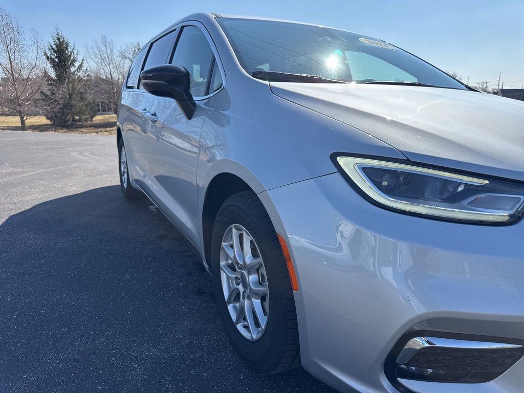 Used 2024 Chrysler Pacifica Touring-L image 19