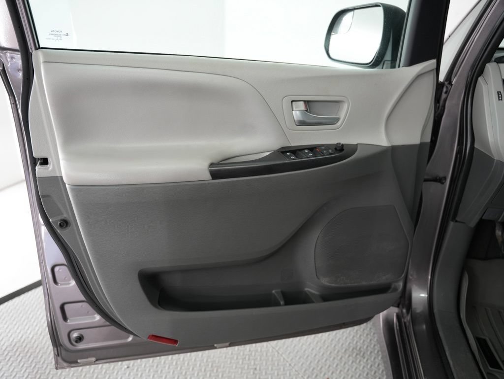 Used 2020 Toyota Sienna LE FWD image 39