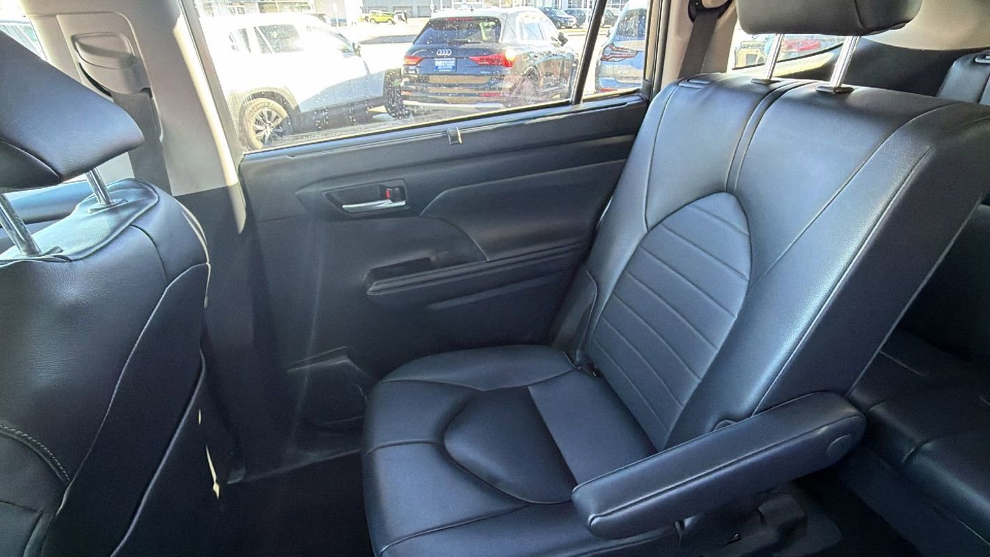 Used 2023 Toyota Highlander XLE image 13