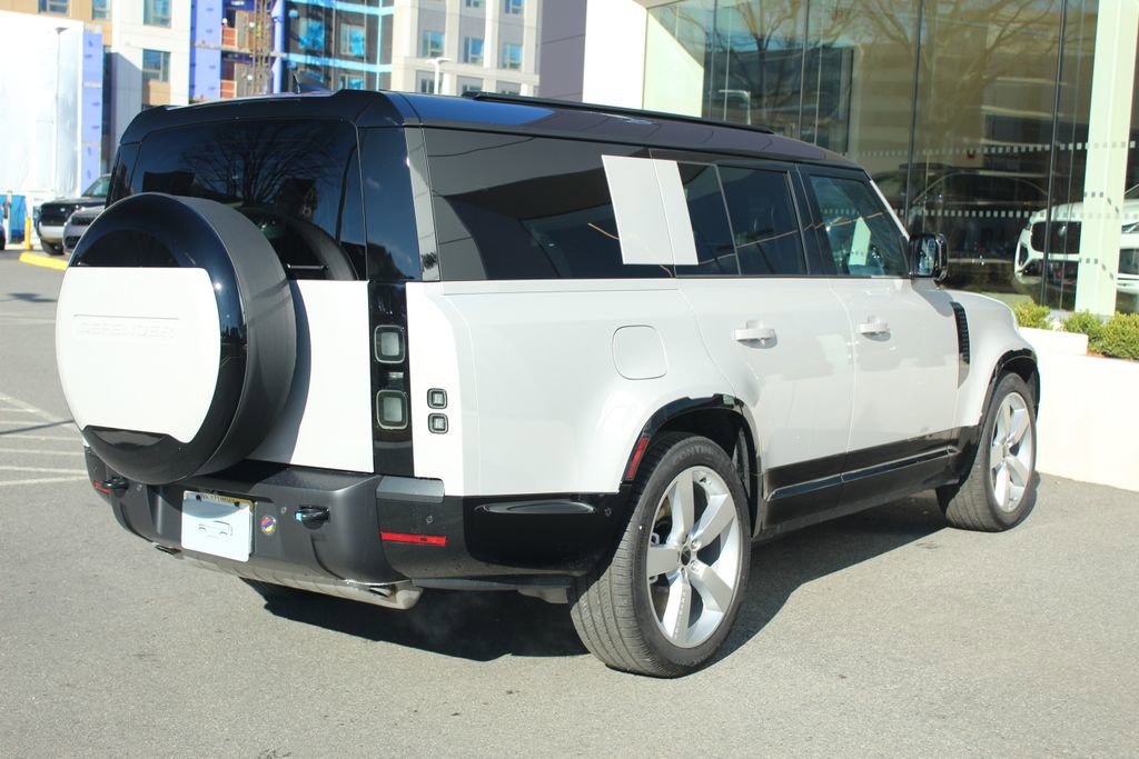 New 2026 Land Rover Defender 130 X-Dynamic SE image 2