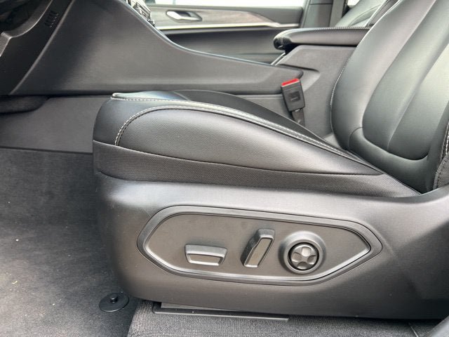 Used 2025 Jeep Grand Cherokee Limited w/ Black Appearance Package AWD/4WD image 8