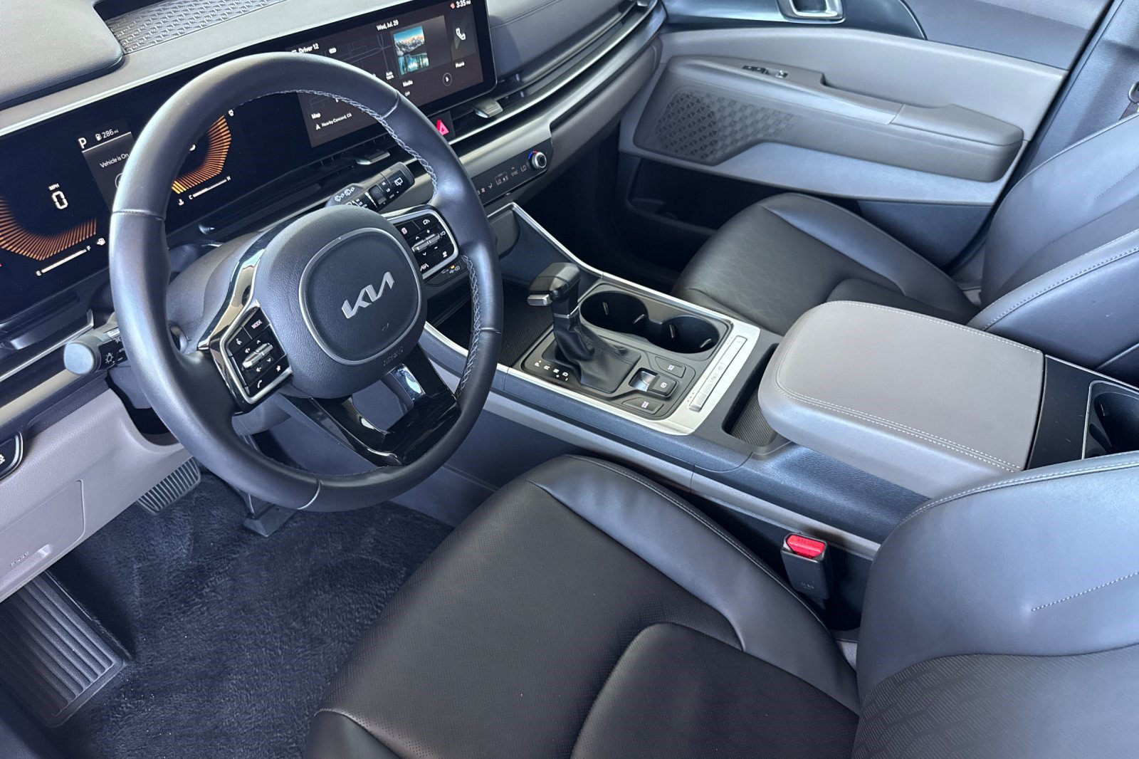 Used 2026 Kia Carnival FWD image 4